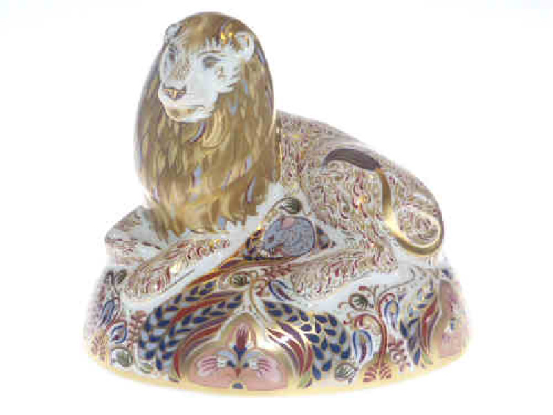 Large Royal Crown Derby Imari pattern lion paperweight with gold stopper