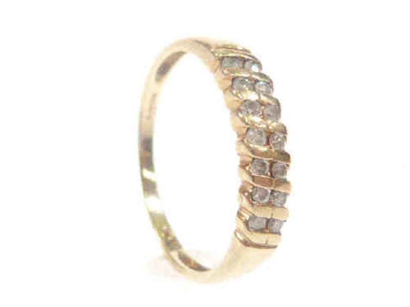 9ct gold and diamond ring, size R