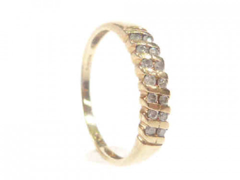 9ct gold and diamond ring, size R