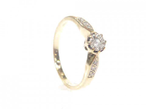 9ct gold and diamond ring, size R