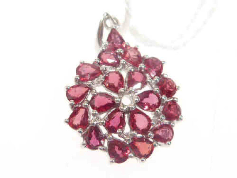 9ct gold pendant set with beryllium sapphire, lacking centre stone