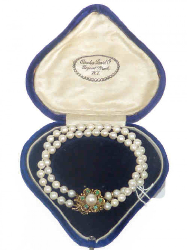 Elegant cultured pearl bracelet, the 9ct gold clasp set with six emeralds, 23 grams