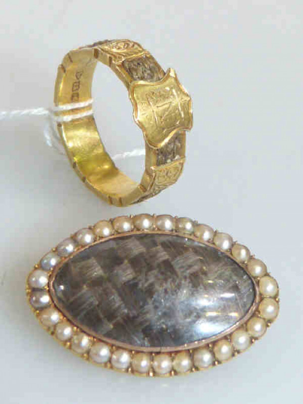Edwardian 15 carat gold memorial ring, Chester 1902, size Q