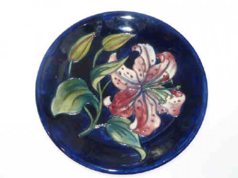 Moorcroft plate in the tiger lily pattern, 26cm