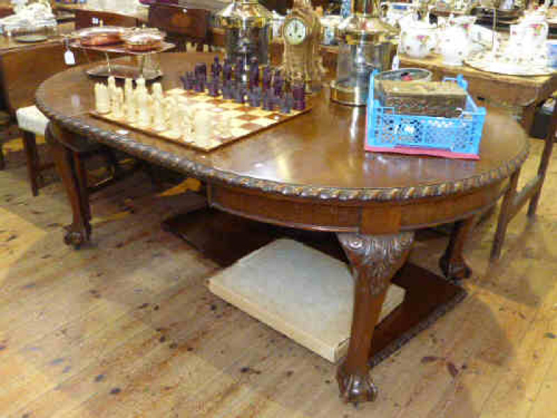 Mahogany Chippendale style dining table with two leaves raised on cabriole legs to ball and claw feet
