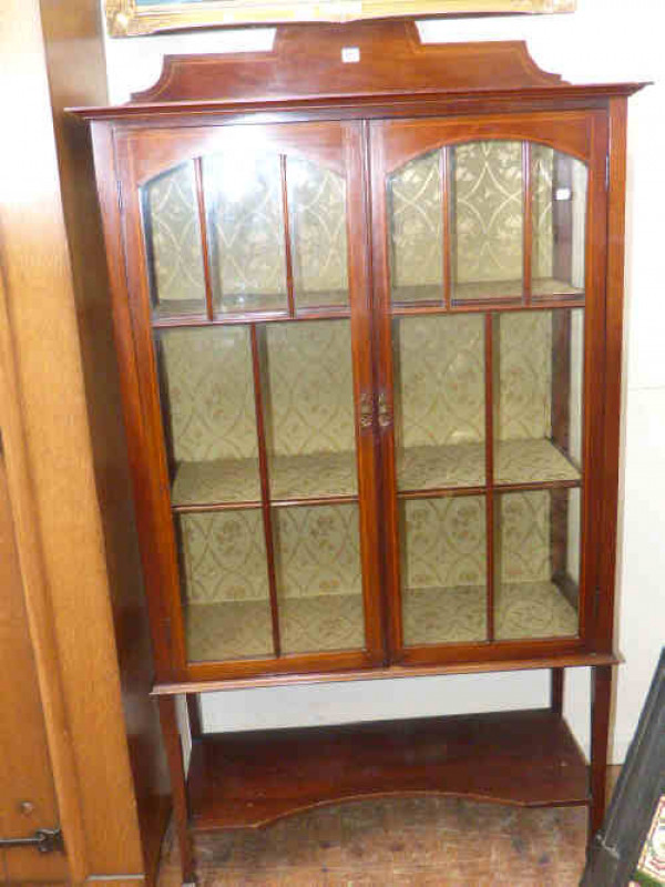 Edwardian inlaid mahogany double door display cabinet raised on square tapering legs with undershelf