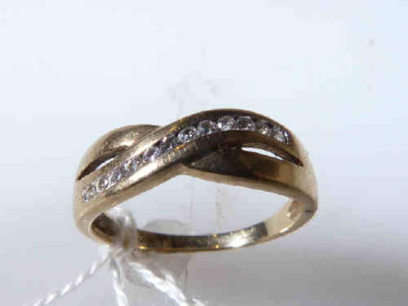 Diamond and 9ct gold ring, size M