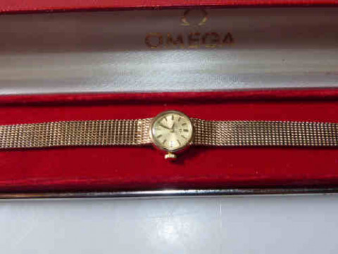 Omega 9ct gold lady's wrist watch with gold bracelet strap, gross 22 grams