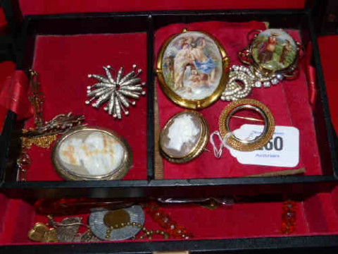 Box of jewellery including three 9ct gold brooches