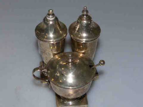 Silver three-piece cruet set, E. Viner, Sheffield 1957, 5.5 troy ozs of...