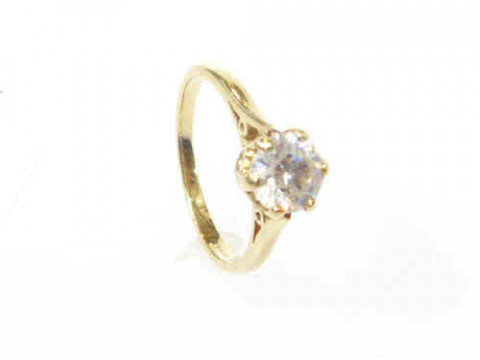 18ct gold ring, set with a white stone, size M