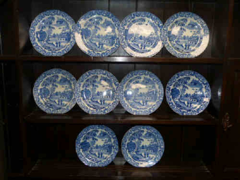 Ten Pearlware blue and white dinner plates