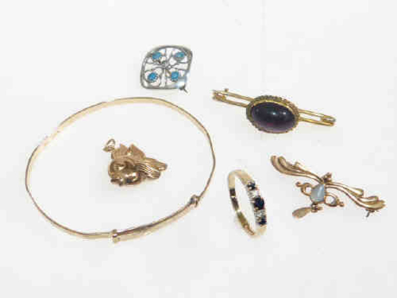 Six pieces of Victorian and later jewellery, including 9ct gold bangle, ring and brooch