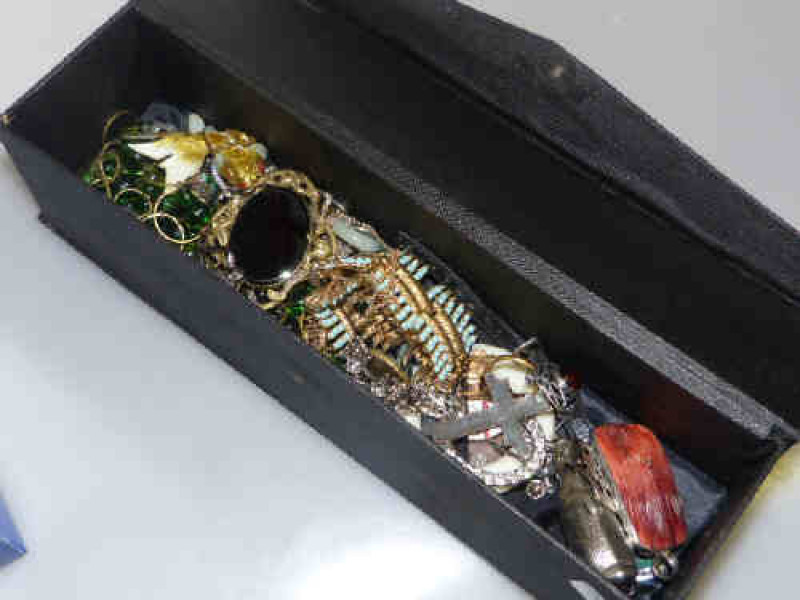 Small box of jewellery