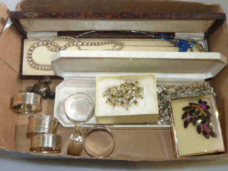 Six silver napkin rings, rattle and jewellery