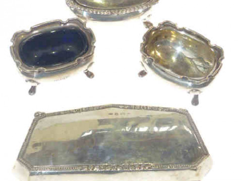 Silver purse and silver cruet set (4)