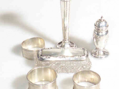 Three silver napkin rings, silver vase, pepperette and topped jar (6)