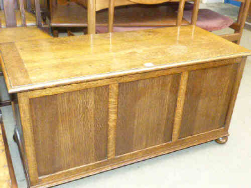 Oak panelled front blanket box