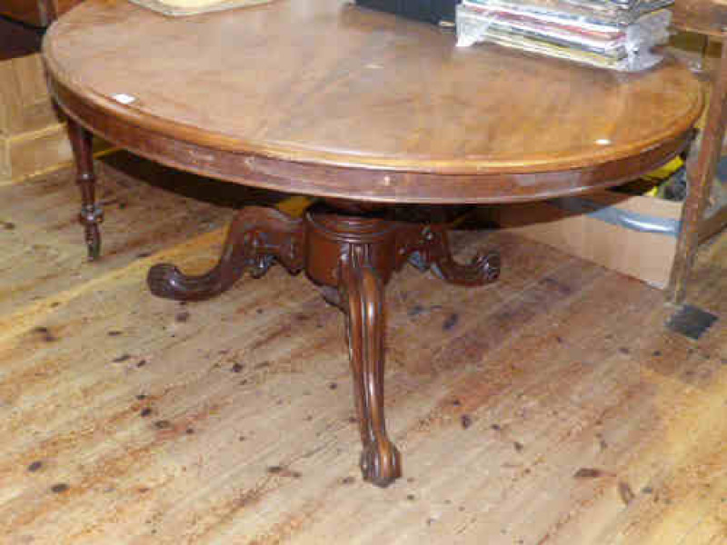 Victorian circular mahogany loo table on turned pedestal base