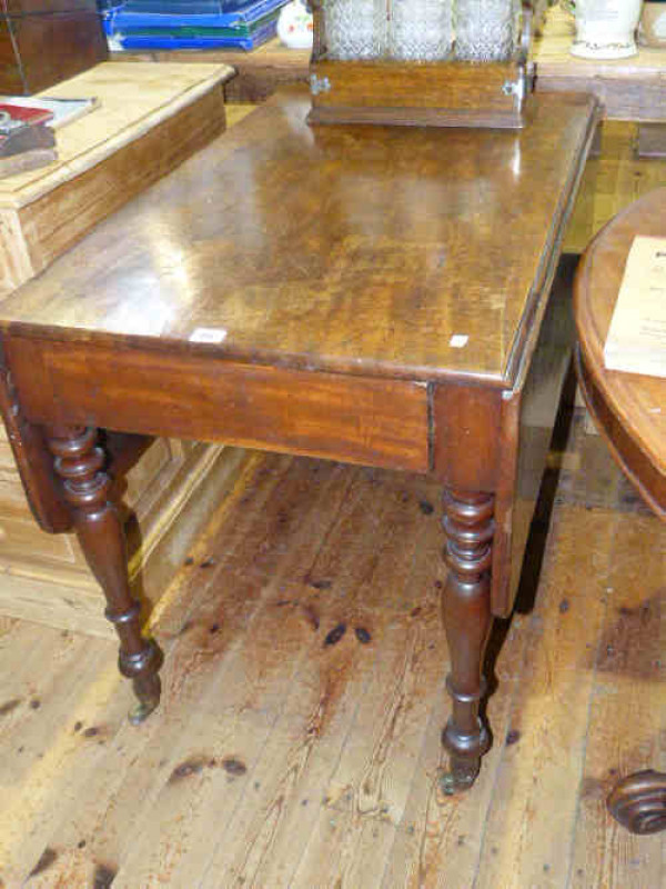 Victorian mahogany turned leg Pembroke table