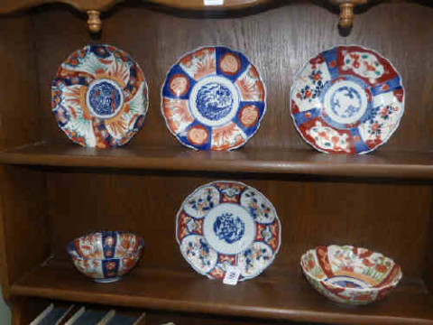 Four Imari plates and two bowls