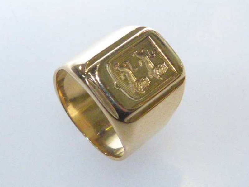 Substantial gentleman's yellow metal 'seal' ring, cast with a cartouche containing two lions, size N, 18 grams