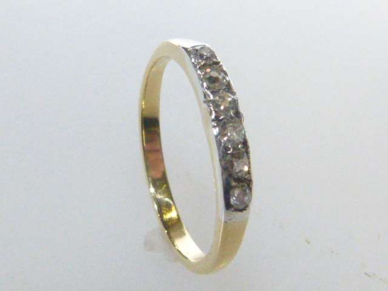 Six stone diamond ring, the graduating diamonds each four claw set, size N