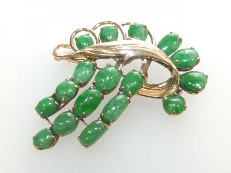 Green stone and 14ct gold brooch, stamped 14K, 8 grams, probably chrysoprase