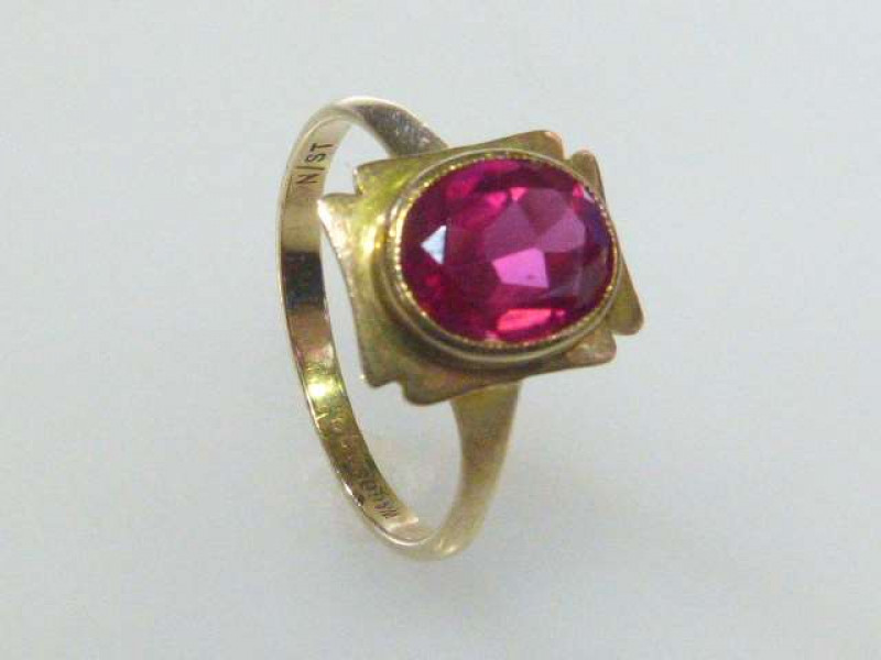 Pink topaz and 9ct gold ring, hallmarked, size V