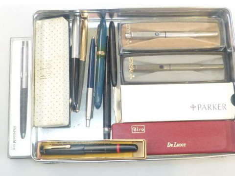 Collection of fountain and ballpoint pens including Parker, Swan, Papermate,...