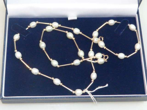 9K yellow gold and cultured pearl necklace and matching bracelet