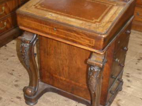 Victorian walnut and satinwood crossbanded four drawer davenport