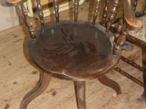 Elm seated swivel office chair