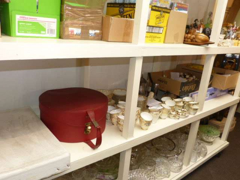 Tetley Teafolk figures, novelty pepperettes, white gilt tea and dinner service, ladies hats, Autoharp, etc