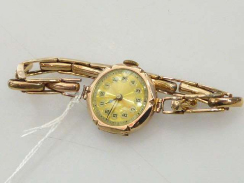 9ct gold lady's vintage wristwatch, the expanding bracelet with links...