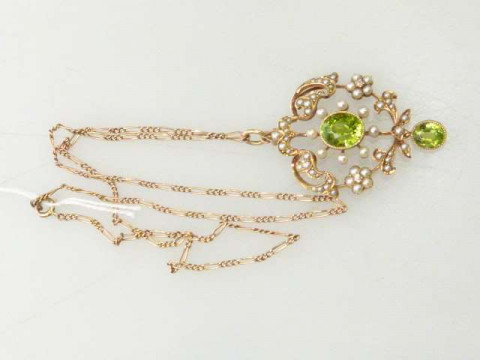Edwardian peridot and seed pearl pendant necklace, stamped 15CT