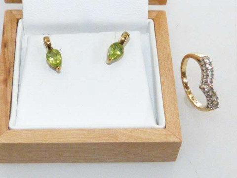 Pair of 9ct gold earrings and a V-shaped ring (3)