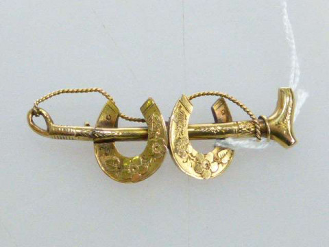 9ct gold horse shoe and crop brooch, approximately 2.4 grams