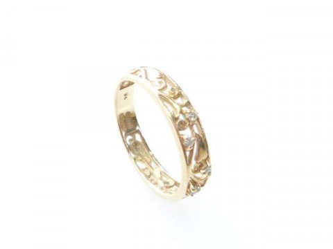 9ct gold and diamond pierced ring, size O
