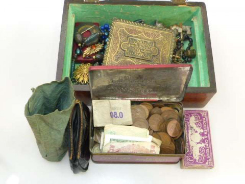 Fountain pen nibs, coins, tokens, bank notes, etc