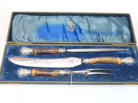 Cased carver set, having ornate embossed silver plate mounted horn handles