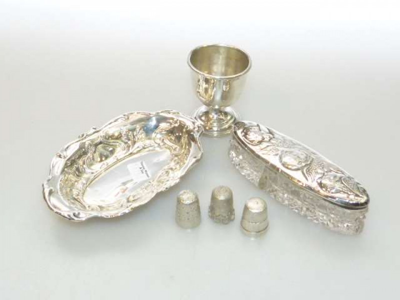 Chester hallmarked silver bon bon dish, toilet jar, egg cup and three thimbles