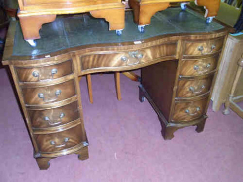 Mahogany Serpentine Front Pedestal Desk