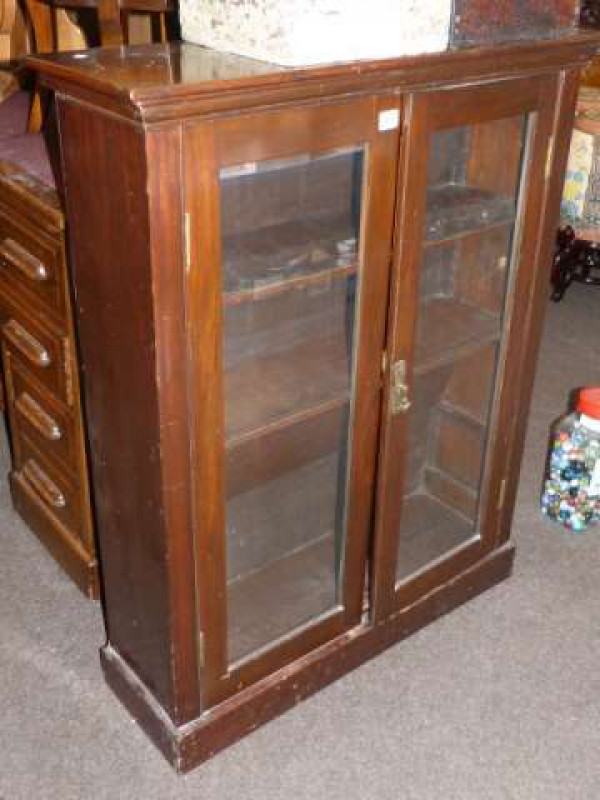 Early 20th Century glazed walnut two door bookcase