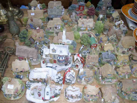 A Large Collection of Lilliput Lane Houses and Cottages