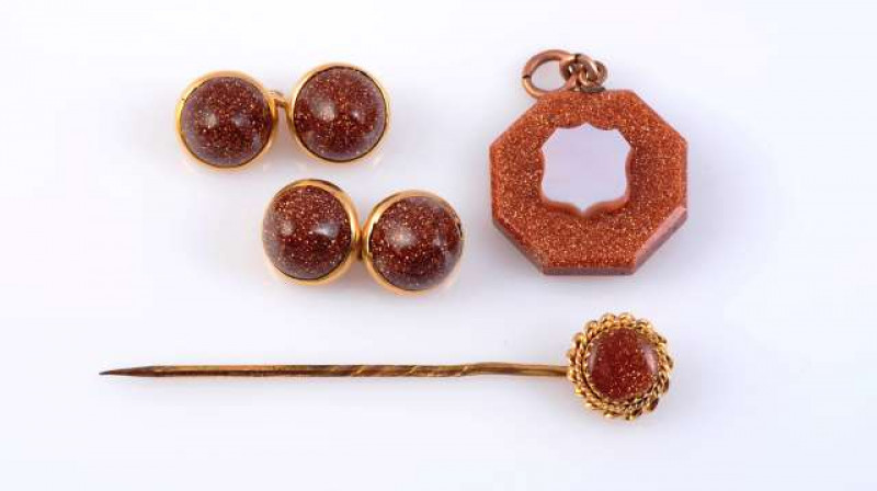 A COLLECTION OF GOLD STONE SET JEWELLERY To include a gold stone pendant, the octagonal shaped pendant set to the centre with a shield shaped agate mount, all suspending on an articulated link from two circular shaped loops. Total length approximately 3.5