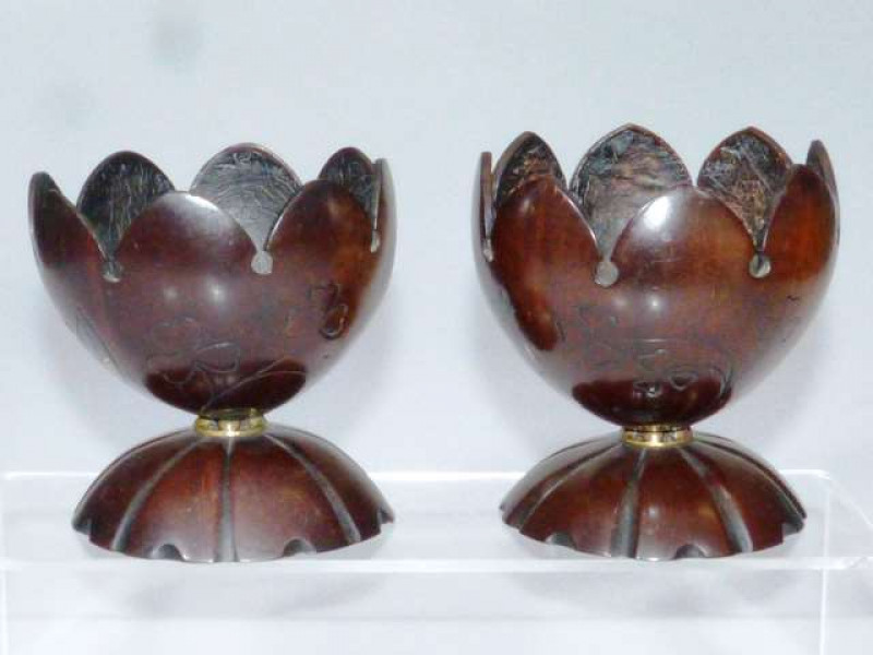 A PAIR OF CARVED COCONUT CUPS Probably early 19th Century Each carved with thistle, rose and shamrock. 11.5cm