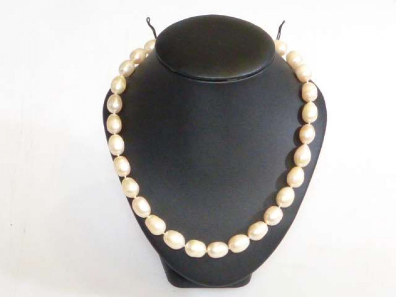 Peach coloured rice-shaped freshwater pearl necklace, 44cm