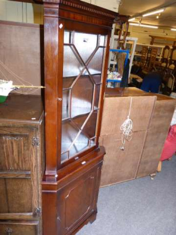 Georgian style mahogany standing corner cabinet
