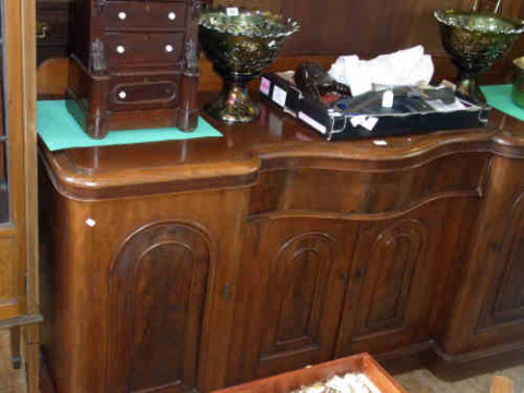 Victorian Mahogany Serpentine Front Centre Pedestal Sideboard